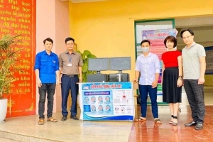 Trao tặng máy tính cho đoàn viên, sinh viên có hoàn cảnh khó khăn, chịu ảnh hưởng của dịch Covid-19.