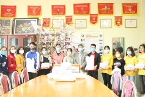 Công đoàn Trường Đại học Khoa học – Đại học Thái Nguyên trao tặng quà hỗ trợ sinh viên có hoàn cảnh khó khăn, góp phần đẩy lùi dịch bệnh COVID-19.