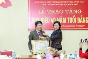 Lễ trao tặng Huy hiệu 40 năm tuổi Đảng cho đồng chí Lê Quang Dực – Đảng viên chi bộ Khoa Luật và Quản lý xã hội