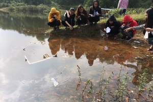 Sinh viên lớp K13-14 ngành Khoa học môi trường khảo sát khu vực Hồ Núi Cốc nhằm gắn kết lý thuyết với thực tiễn