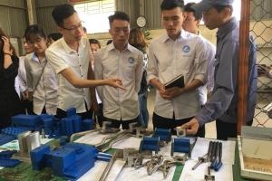 Sinh viên ngành Khoa học quản lý tham quan mô hình 5S tại Công ty cổ phần Máy và thiết bị NARIME