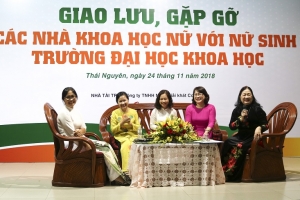 Giao lưu giữa các nhà khoa học nữ với nữ sinh Trường Đại học Khoa học