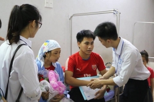 Sinh viên ngành công tác xã hội với hoạt động thực hành trong bệnh viện