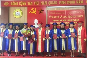 Lễ phát bằng tốt nghiệp Đại học hệ vừa làm vừa học ngành Khoa học thư viện tại Hà Tĩnh năm 2018