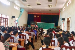 Đi coi thi, giảng viên đại học tổ chức phát cơm, giảng bài miễn phí