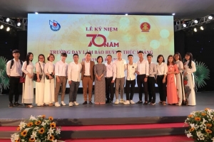 Học báo và làm báo để theo đuổi đam mê