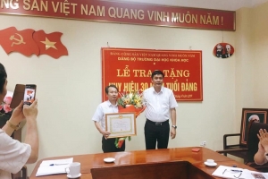 Lễ trao tặng Huy hiệu 30 năm tuổi Đảng cho đồng chí Nguyễn Thế Vinh – Đảng viên Chi bộ Thanh tra – Pháp chế, Đảng bộ Trường Đai học Khoa học.