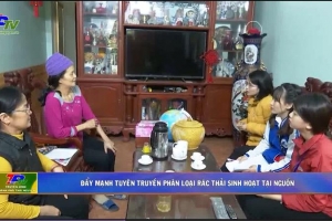 UBND Thành phố Thái Nguyên phối hợp với Khoa Tài nguyên và Môi trường tuyên truyền phân loại rác thải sinh hoạt tại nguồn đến từng hộ gia đình.