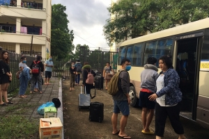 Trường Đại học Khoa học đón các lưu học sinh Lào trở lại sau ‘ “kỳ nghỉ covid19”