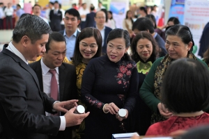 Phó Chủ tịch thường trực Quốc hội Tòng Thị Phóng thăm không gian trưng bày các sản phẩm khoa học công nghệ của Trường Đại học Khoa học