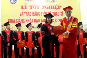 Trường Đại học Khoa học tổ chức Lễ trao bằng Tiến sĩ, Thạc sĩ và Khai giảng khóa đào tạo Thạc sĩ 2020 - 2022