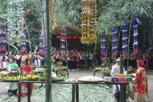 Lưu học sinh Lào TNUS vui lễ Tết Cơm mới tại Khu bảo tồn làng nhà sàn Thái Hải