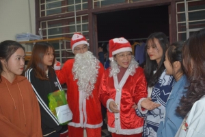 Trường Đại học Khoa học tổ chức chương trình: Giáng sinh “Quà tặng yêu thương”
