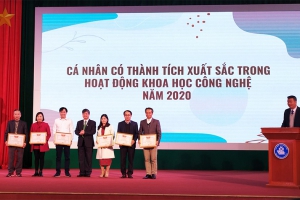 Cán bộ giảng viên Trường Đại học Khoa học nhận khen thưởng của Giám đốc Đại học Thái Nguyên vì có thành tích xuất sắc trong công bố quốc tế năm 2020