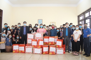 Tặng quà Tết cho sinh viên có hoàn cảnh khó khăn và sinh viên quốc tế Nhân dịp Tết Nguyên đán Tân Sửu – năm 2021