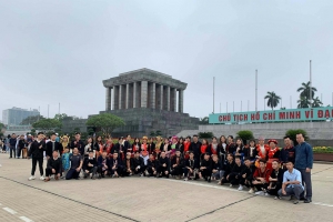 Sinh viên dân tộc Dao Trường Đại học Khoa học tham gia chương trình “Giao lưu văn hóa và trao tặng máy tính cho sinh viên có thành tích học tập tốt”