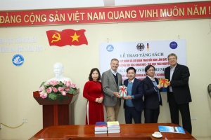 Trường Đại học Khoa học nhận bàn giao sách ngoại văn do đại sứ quán nước CHLB Đức và cơ quan trao đổi Hàn lâm Đức (DAAD) tại Hà Nội trao tặng
