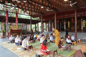 LHS Lào ngành Văn học và Việt Nam học trải nghiệm văn hóa chùa Việt