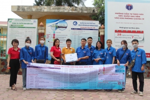 Màu áo xanh tình nguyện TNUS đồng hành cùng sĩ tử vượt Vũ môn